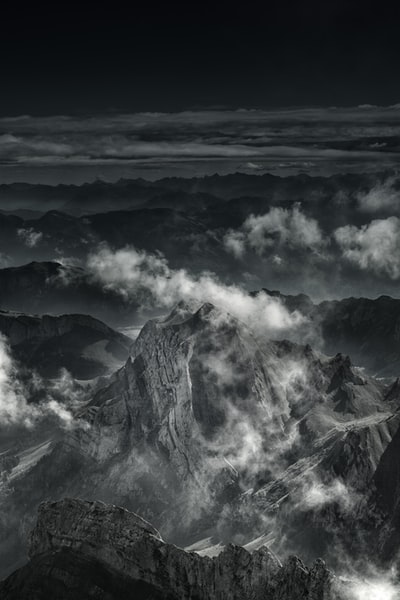 山脉的灰度照片